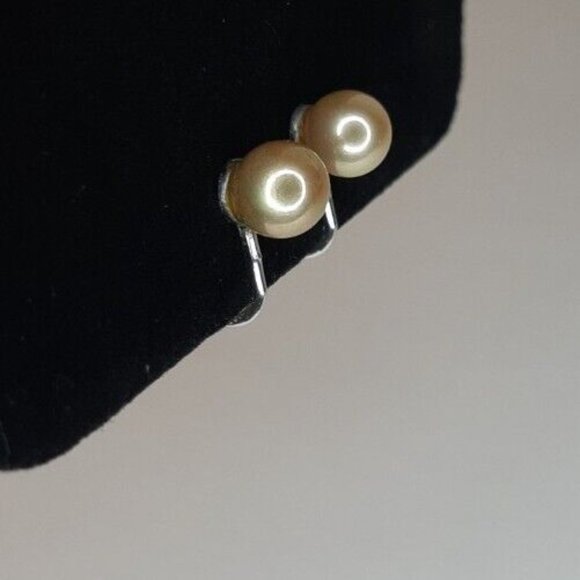 Vintage Trifari Faux Pearl Clip On Earrings - Picture 3 of 8